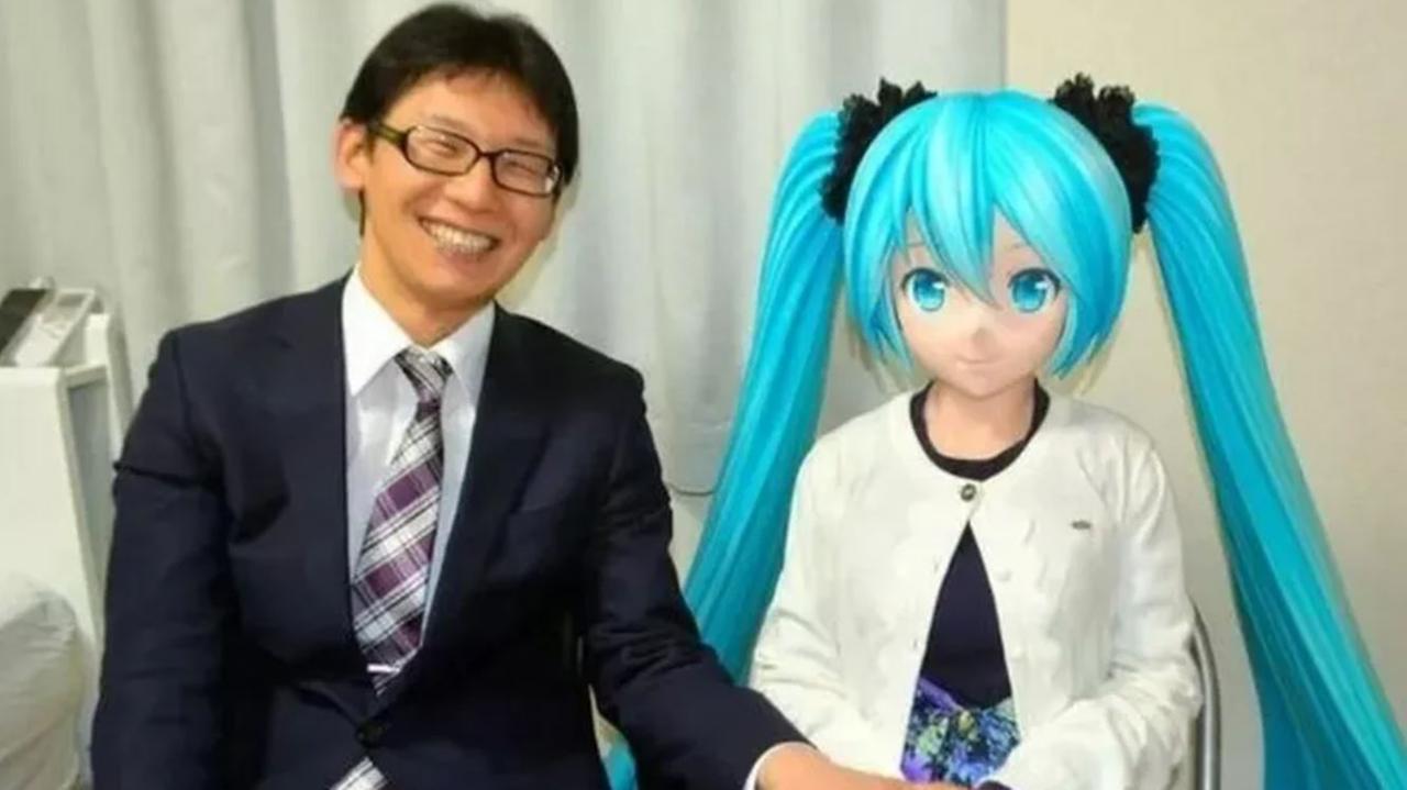 japonês Akihiko Kondo se casa com uma cantora de realidade virtual, a Hatsune Miku